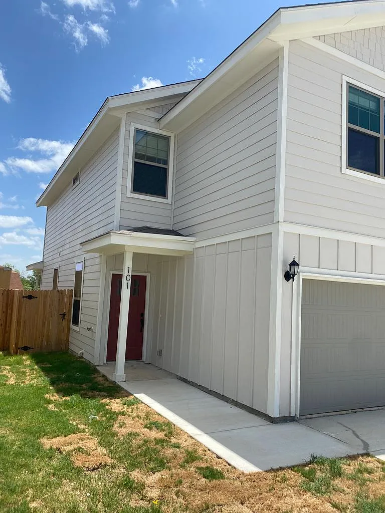 3 bed, 2.5 bath, 1357 sqft, $1,520 — Photo 3