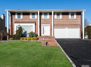 24 Carriage Rd, Roslyn, NY 11576