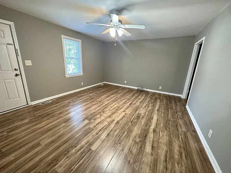 Locust Dr - 894 / 896 — Photo 4
