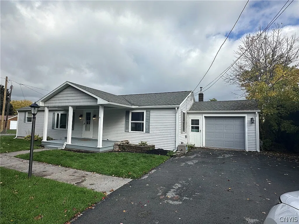 3 bed, 1.0 bath, 1325 sqft, $1,700 — Photo 1
