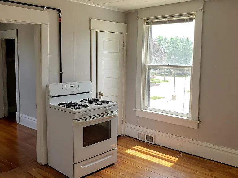 109 5th St NW — Photo 3