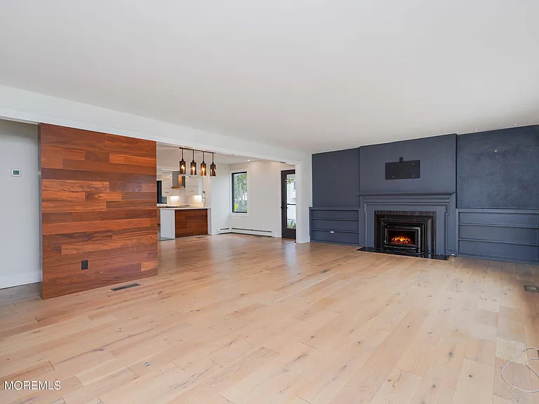 828 Kingston Rd — Photo 10