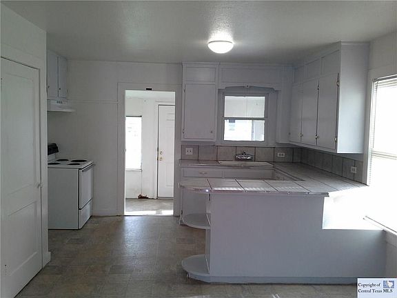 3rd image of 868 Porter St