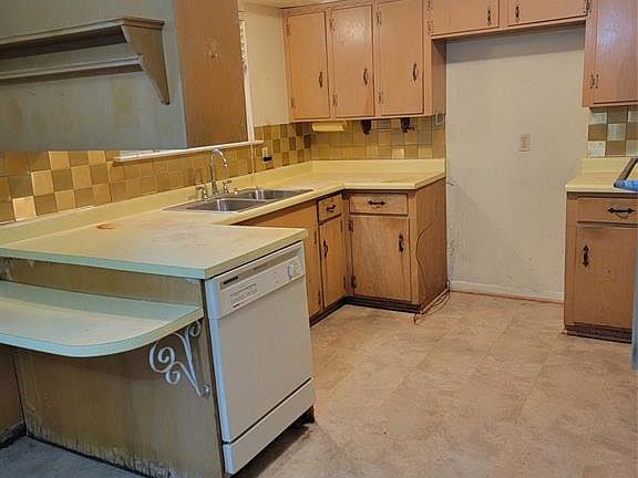 2nd image of 611 N Cottonwood Dr