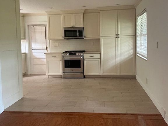 2nd image of 3114 W San Miguel St