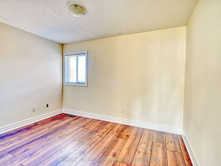 17 Mercury Ave — Photo 31