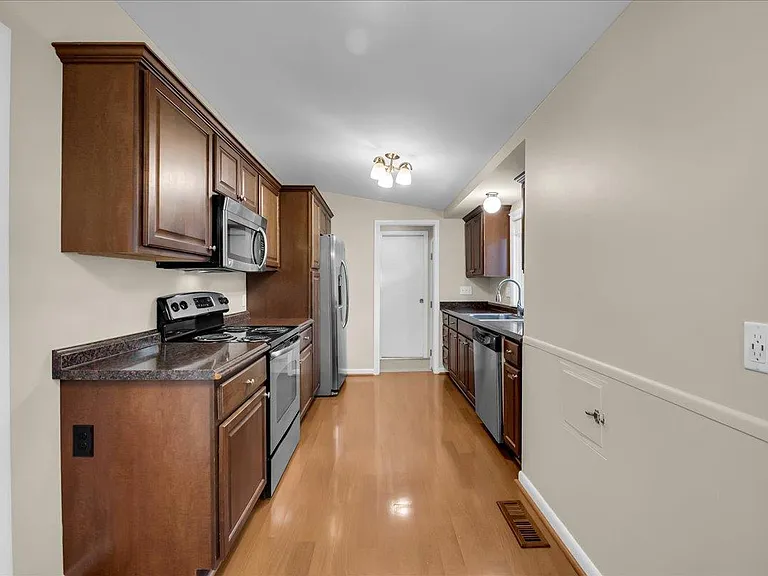 24240 Beverly St — Photo 11