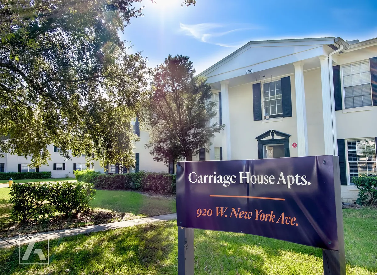 Building Photo - Carriage House Apts