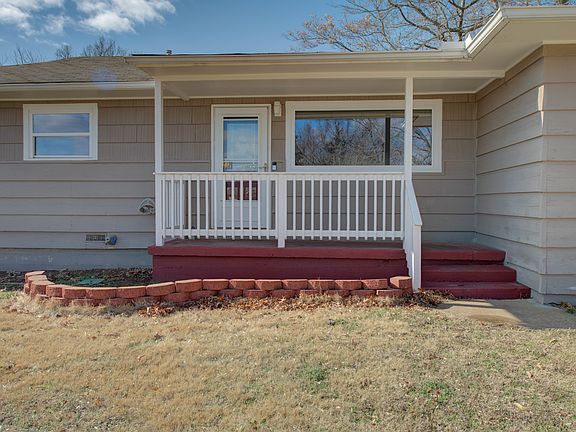 3rd image of 313 SE Greystone Ave