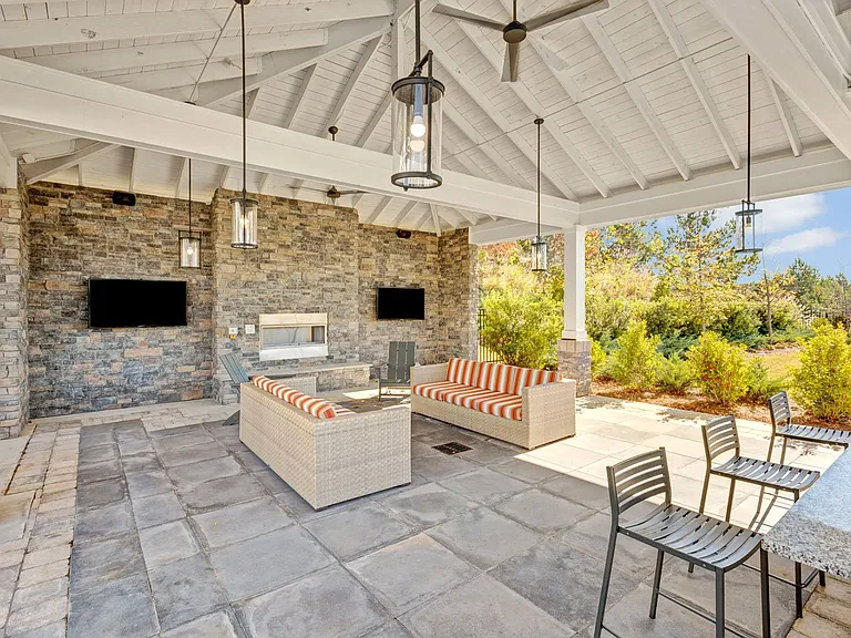 Outdoor Grill, Kitchen, and Lounge