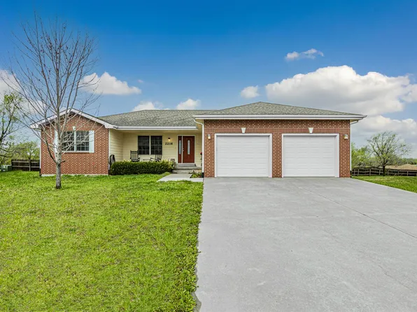 2216 Buckhorn Cir, Junction City, KS 66441