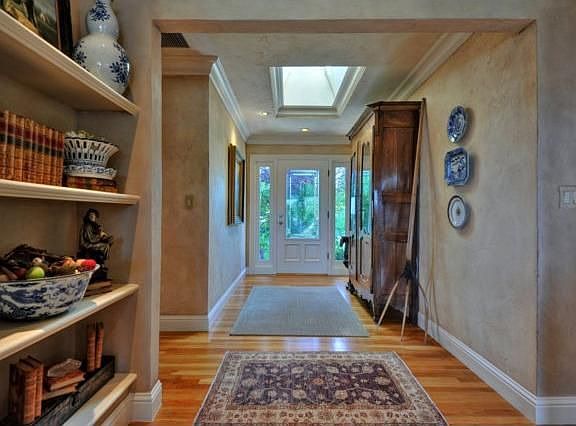 2nd image of 204 Chippendale Ct