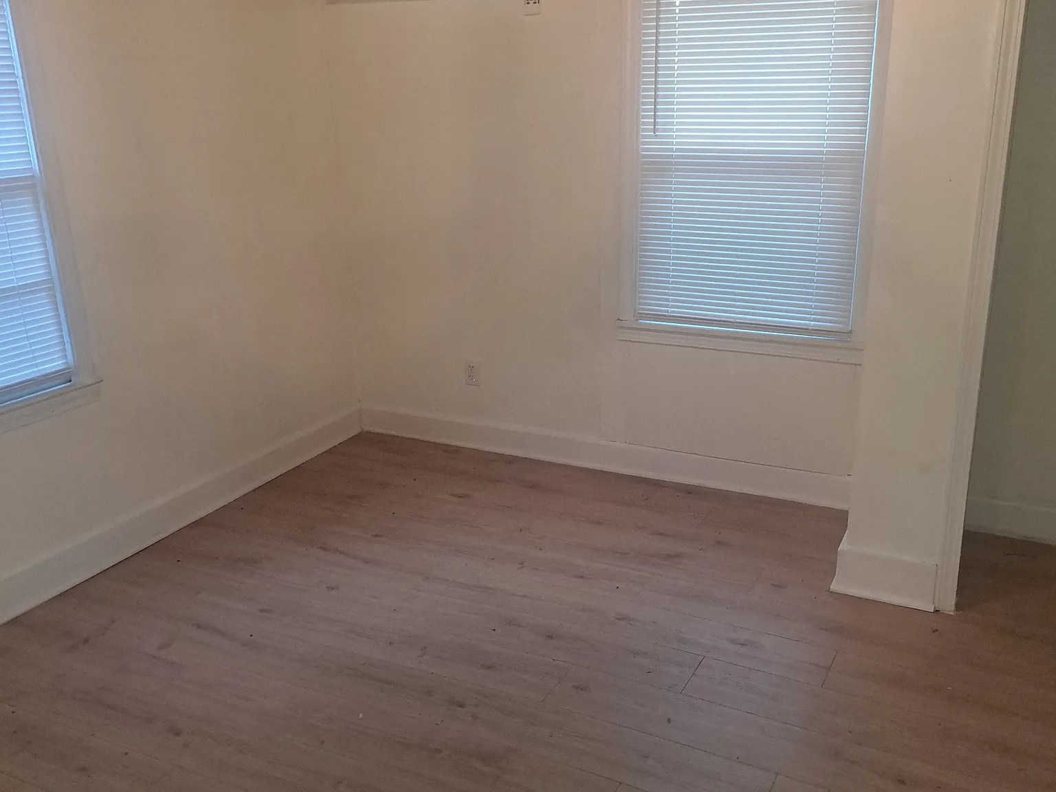 3 bed, 990 sqft, $2,100 — Photo 4