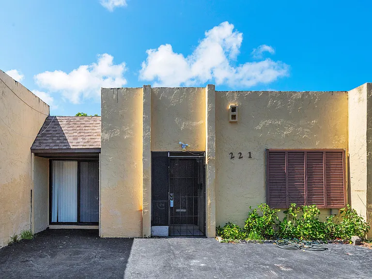 221 NW 43rd Pl — Photo 3