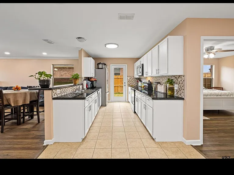 553 Princess Pl — Photo 2