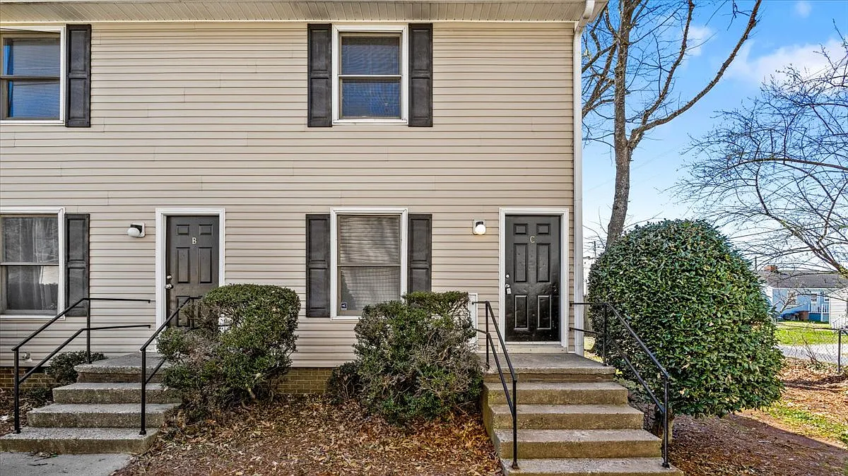 2 bed, 1.5 bath, $950 — Photo 2