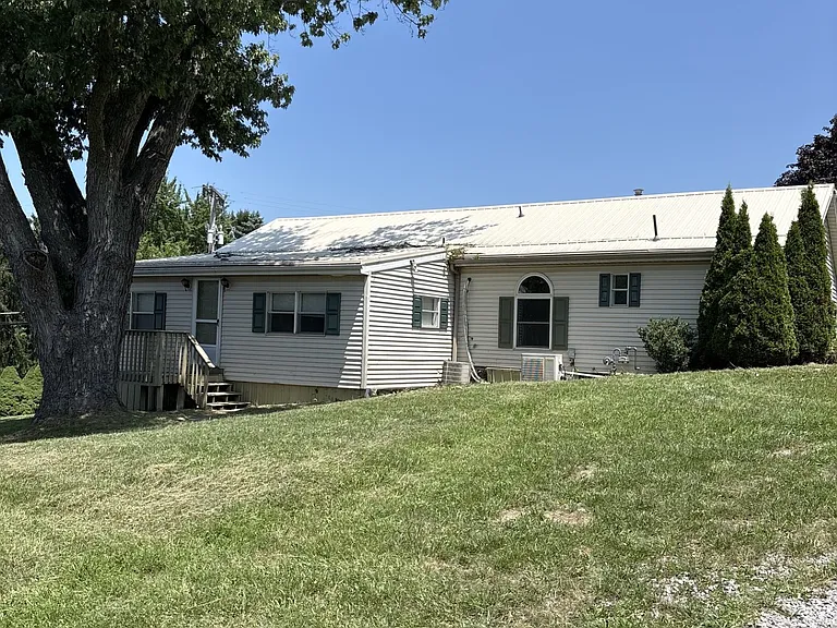 1239 Perry Hwy — Photo 1
