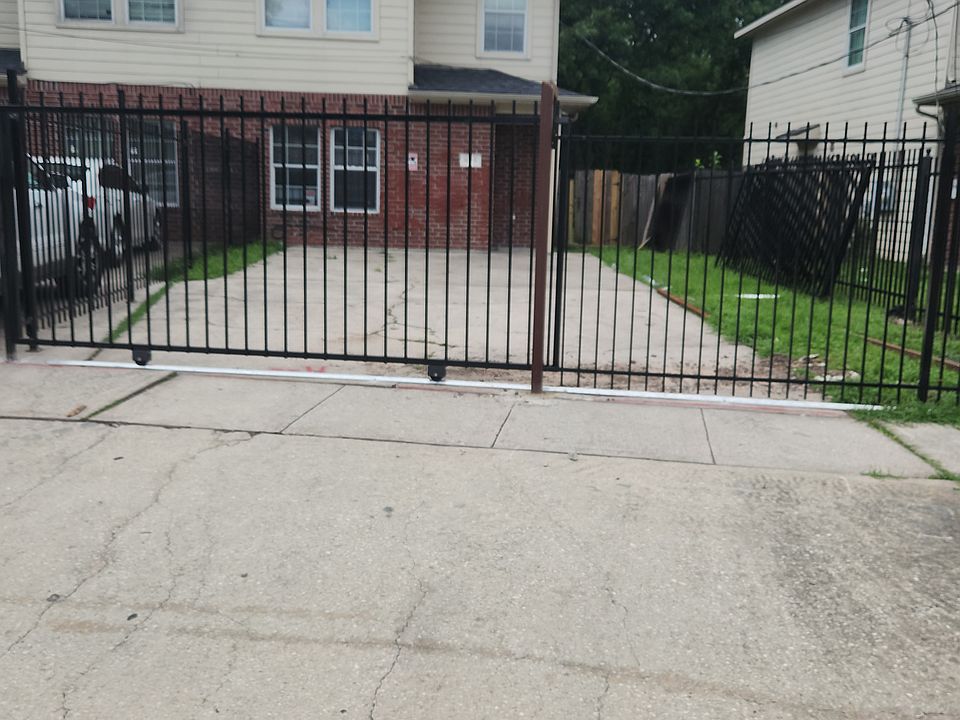 Private silde gate