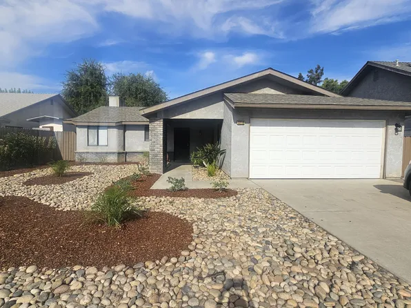3216 Renn Ave, Clovis, CA 93611