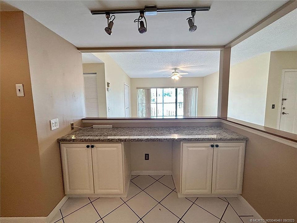 Bonus kitchen area can be used as breakfast bar or workspace/desk.