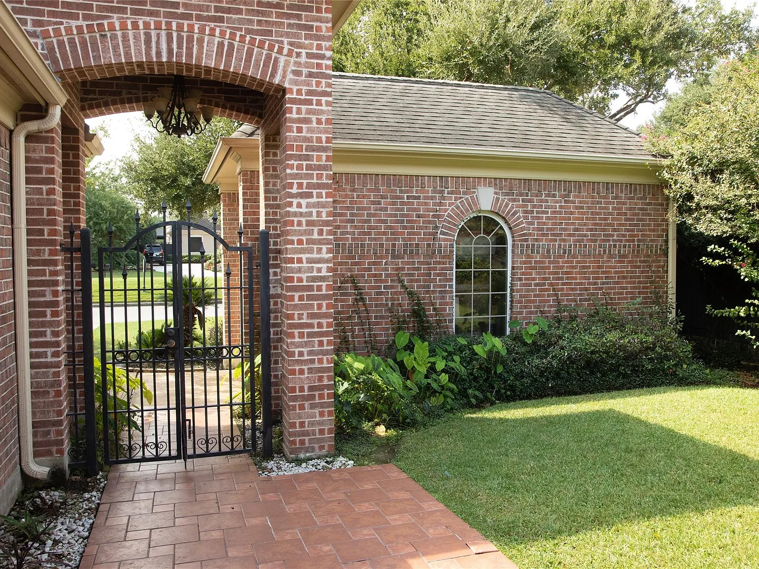 3 bed, 2.5 bath, 2558 sqft, $5,000 — Photo 3