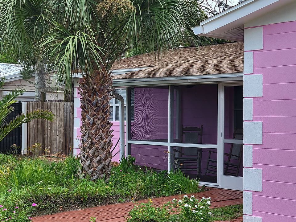 Screened front porch, front door on the RT