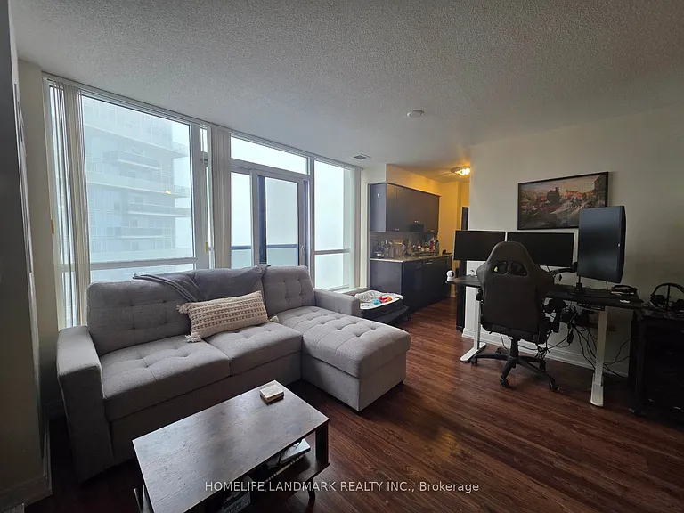 181 Village Green Sq #2819 — Photo 8