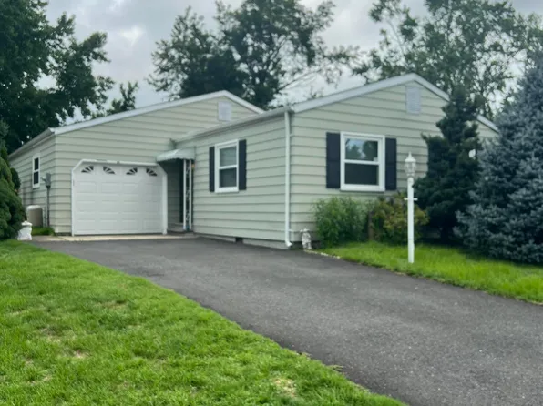 33 Corinth Place, Toms River, NJ 08757