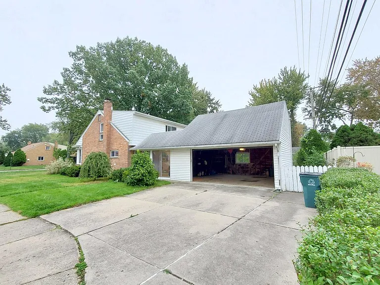 747 Jamaica Dr — Photo 3