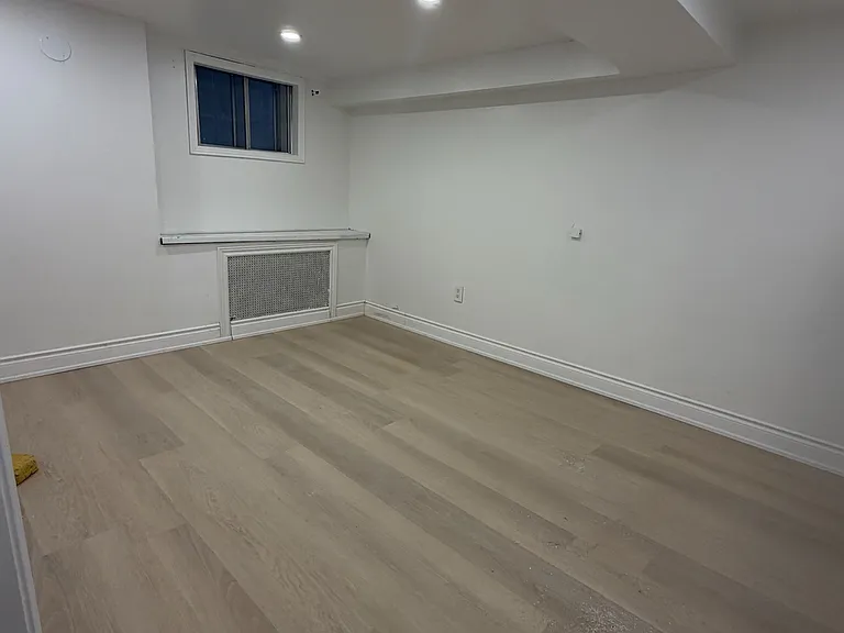 247 Belgravia Ave #LOWER — Photo 6
