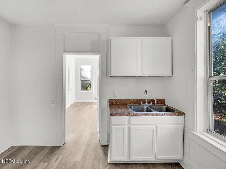 522 W 21st St — Photo 15