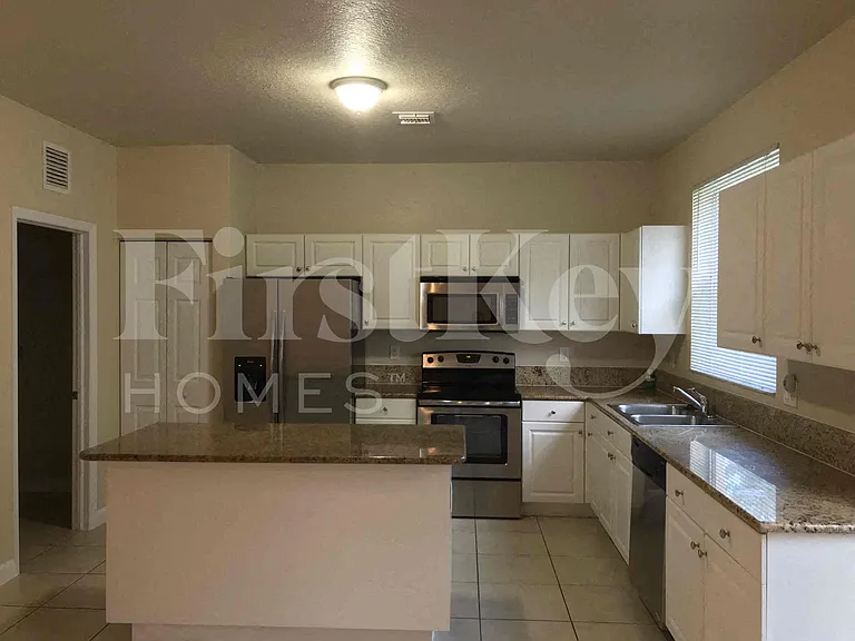 181 NE 30th Pl — Photo 6