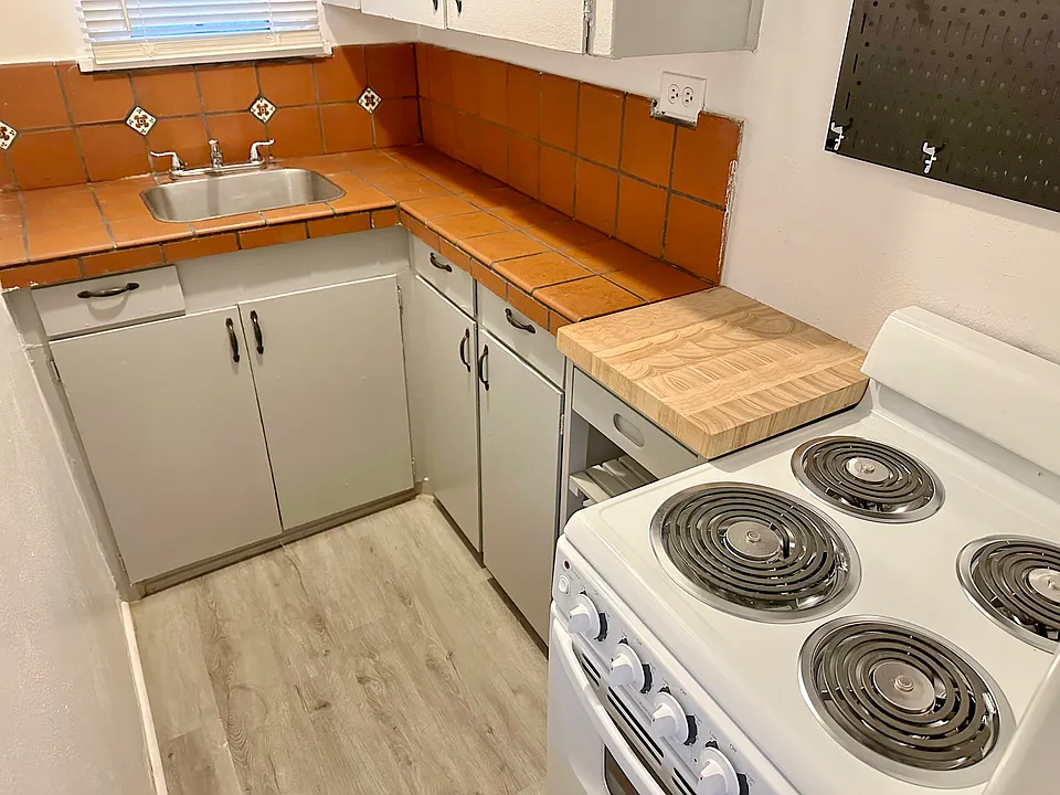 Updated & Charming 2 bed, 2 bath just 1 block to UNM