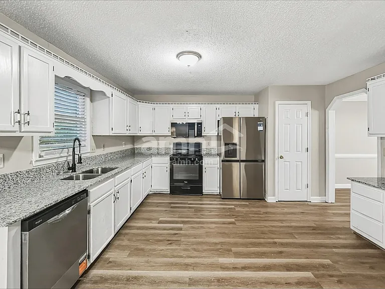 48 Cambridge Ct — Photo 3