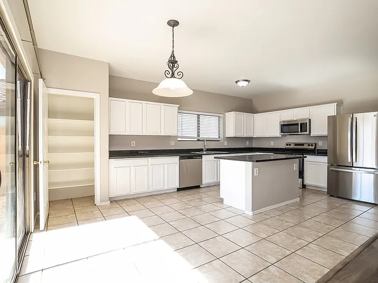 2413 W Chipman Rd — Photo 6