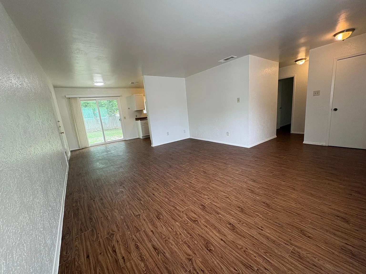 2 bed, 1.0 bath, 880 sqft, $1,600 — Photo 3