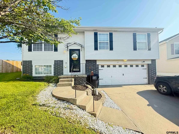 17906 Gertrude Cir, Omaha, NE 68136