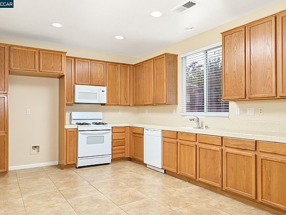 3rd image of 874 Devonshire Ln