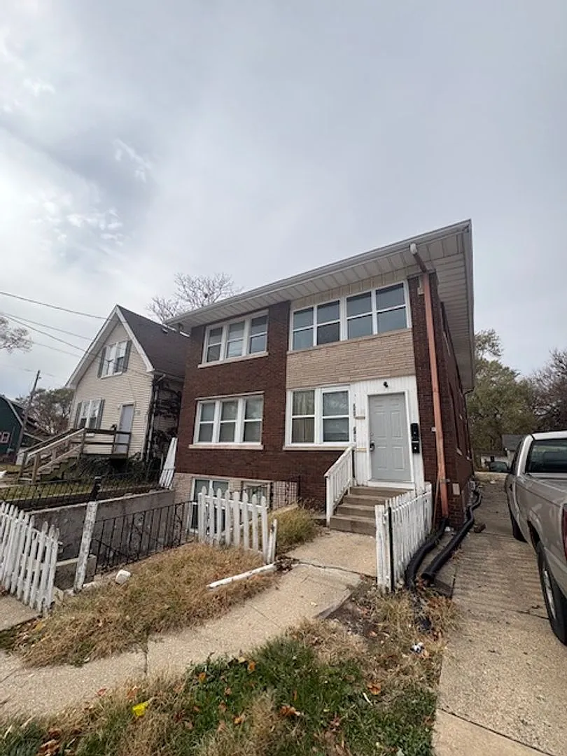2405 N Sheridan Rd — Photo 1