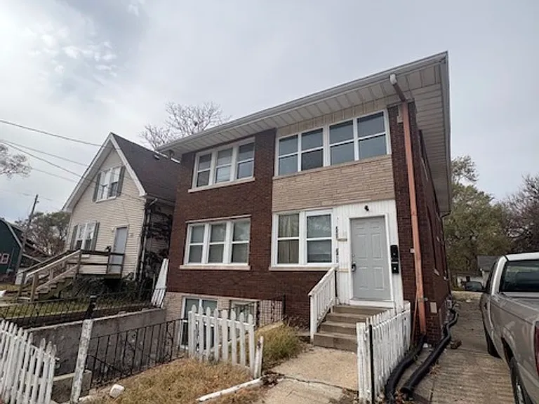 2405 N Sheridan Rd — Photo 1