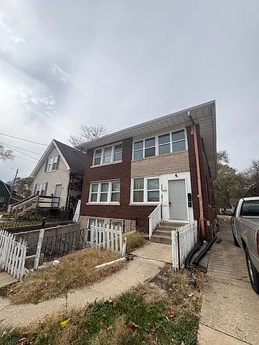 2405 N Sheridan Rd Photo 1
