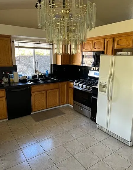 2502 Drummond Dr — Photo 3