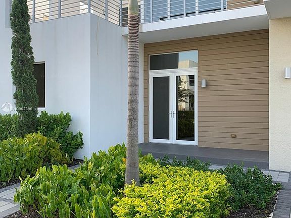 4th image of 10067 NW 75th Ter