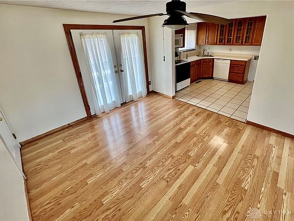 5th image of 725 Maple Hill Dr