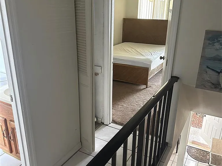 2210 SE 4th Ave #6 — Photo 4