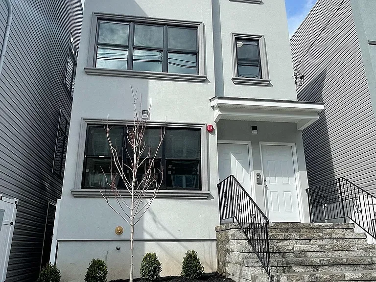 33 12th Ave #2 — Photo 9