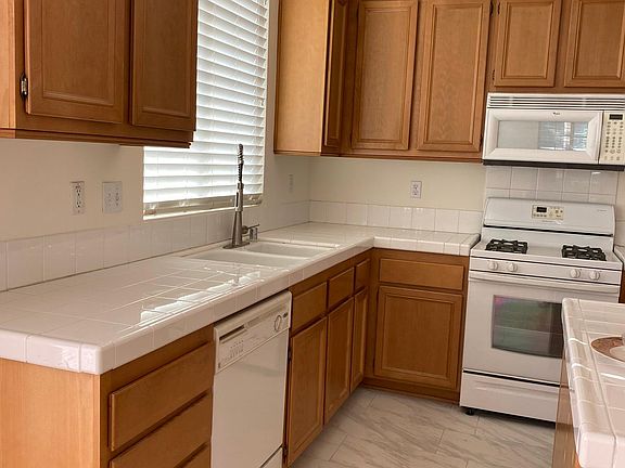 Kitchen. Maplewood cabinetry.