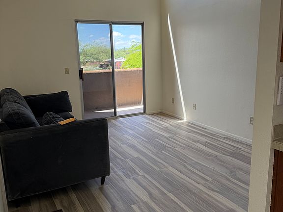4th image of 1810 E Blacklidge Dr