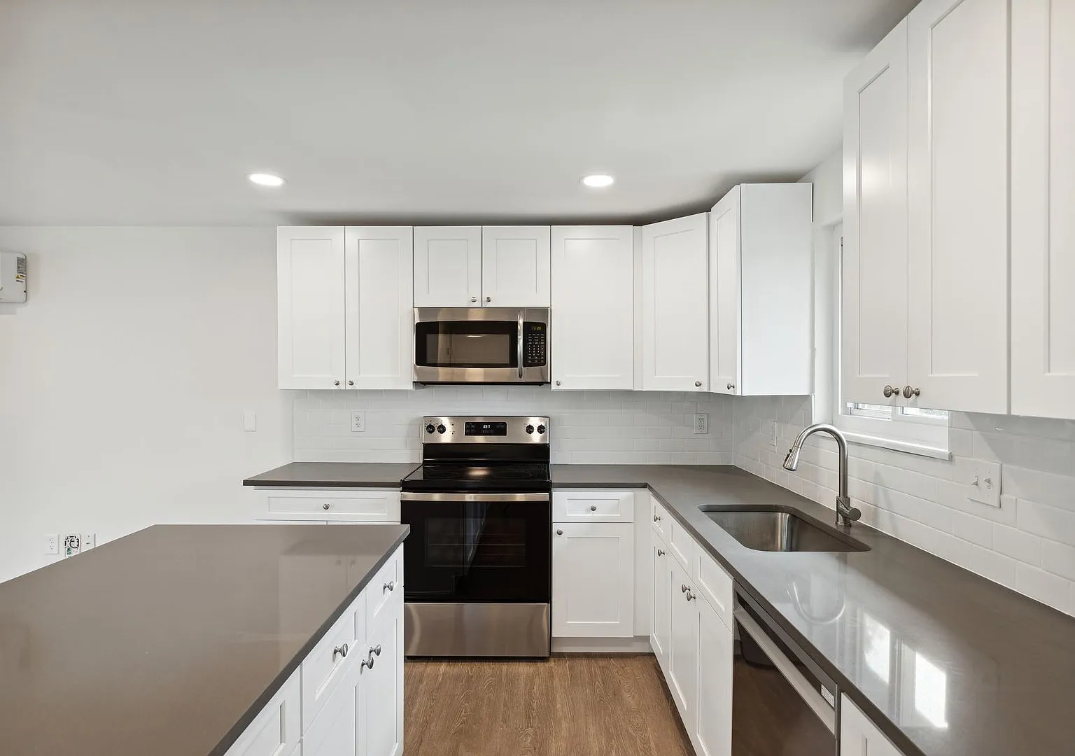 1421 Spruce Ave — Photo 2
