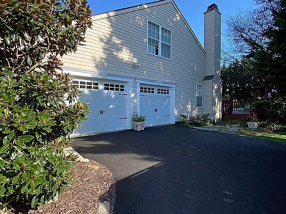 2nd image of 204 E Bradford Ct
